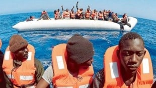 Sommerliche Temperaturen, ruhige See, gefährlicher Weg: Italien fürchtet einen Flüchtlingsansturm. (Bild: AFP or licensors)