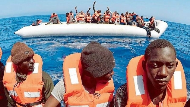 Yaz sıcakları, sakin denizler, tehlikeli rota: İtalya mülteci akınından korkuyor. (Bild: AFP or licensors)