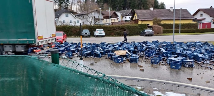 Kaputte Kisten und zersprungene Flaschen waren auf der Straße verteilt.