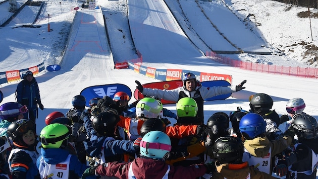 Andreas Goldberger zeigte in Saalfelden vielen interessierten Kindern, wie man richtig Ski springt. (Bild: Michael Thauerer)