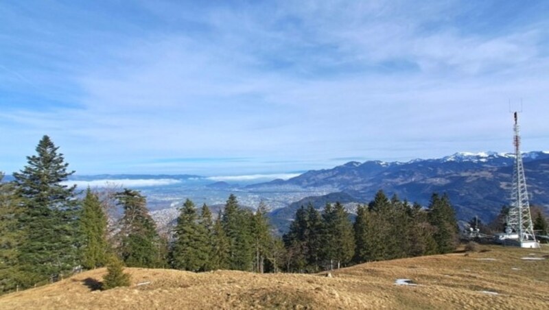 Ausblick Richtung Rheintal mit Sendemast (Bild: Bergauer)