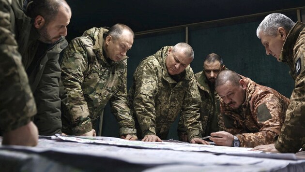 Die ukrainische Armee muss sich in Awdijiwka auf „vorteilhaftere Positionen“ zurückziehen. (Bild: AFP)