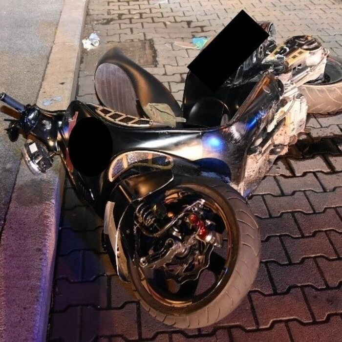 Muž se na tomto skútru proháněl městem.