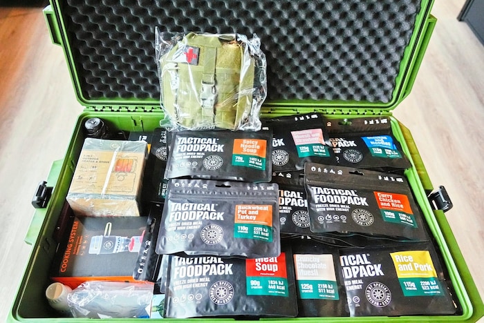 Krisenvorsorgeboxen mit Nahrung, Notfalltechnik, Sanitärartikel und vielem mehr, sind in ...