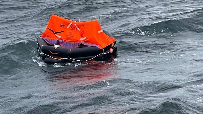 In the course of the search and rescue operations, however, only an empty life raft (picture) ...