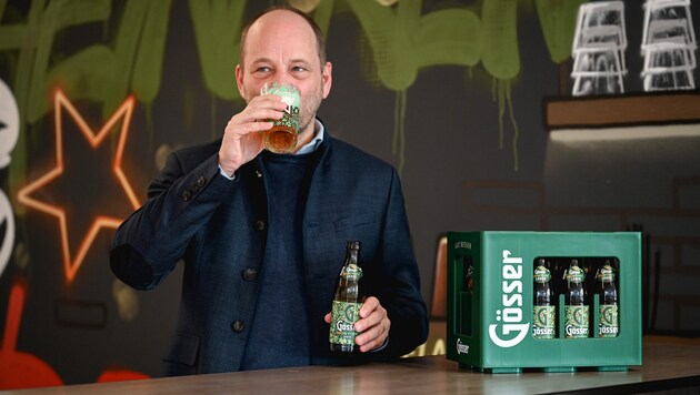 Neue Sorte, neue Verpackungsgrößen: Hans Böhm lässt sich das Gösser-Biostoff-Bier schmecken. (Bild: Markus Wenzel)