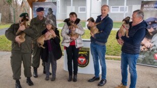 Alexander Wessely, gut versteckt hinter seinem Kuschelpatenkind Omen, Otto Koppitsch, Kommandant ...