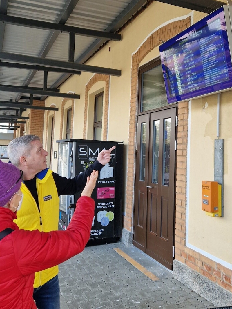 „Pendlerinitiative Austria“-Vize Hager beim Lokalaugenschein auf der Nordostbahn. (Bild: NÖAAB)