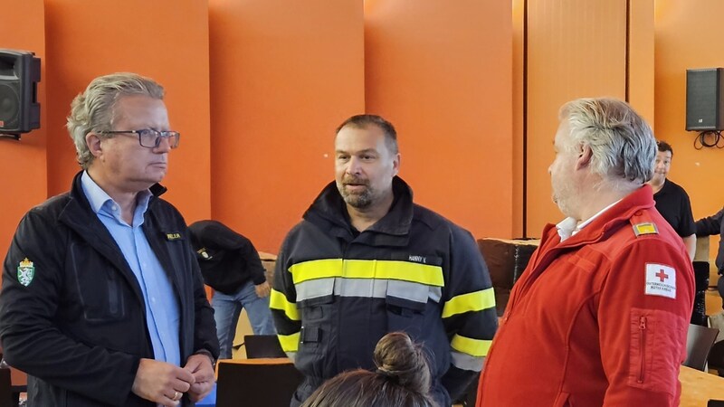 Volker Hanny bei einer Lagebesprechung mit Landeshauptmann Christopher Drexler. (Bild: Presseteam BFVRA / Konrad)