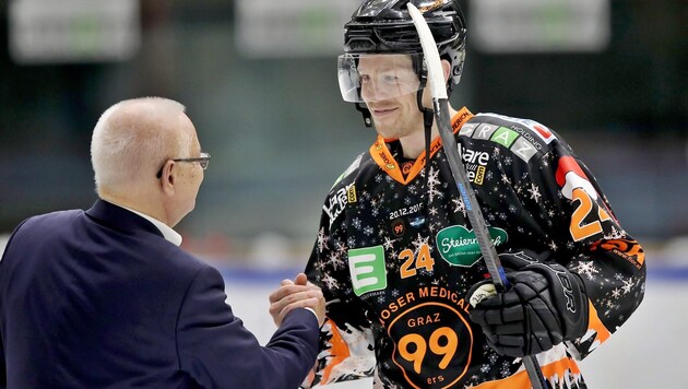 Der verstorbene 99ers-Hallensprecher Lucky Krentl wird verabschiedet.