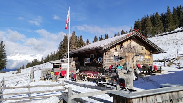 Auf der Patscher Alm – hier ein Nebengebäude – lässt sich an schönen Tagen herrlich Sonne tanken. (Bild: Peter Freiberger)