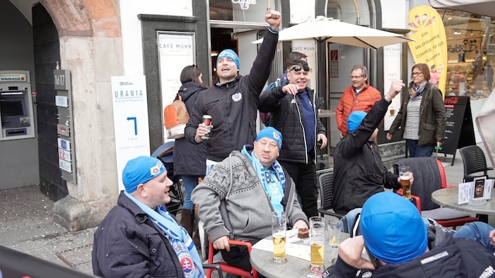 Die Party ist feucht-fröhlich.