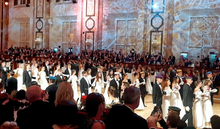 İçeride dans, dışarıda gösteri. Hofburg, Akademisyenler Balosu için hava geçirmez bir şekilde ...