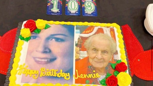 Tort ze zdjęciami z przeszłości i teraźniejszości dla dumnej samotnej kobiety z okazji jej 109. urodzin (Bild: Facebook/St. Martin‘s)