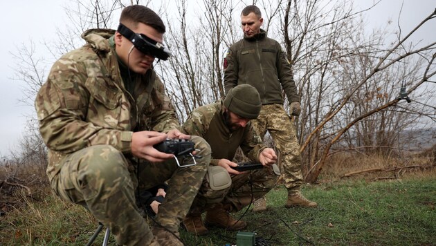 Ukraińscy żołnierze trenują z dronami FPV w regionie Doniecka. (Bild: APA/AFP/Anatolii STEPANOV)