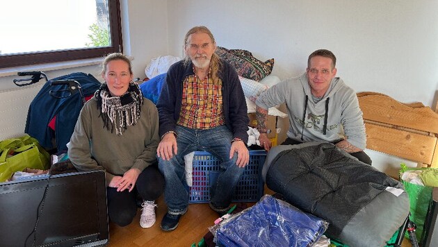 Melanie und Markus Heis vom Verein mit einem der Bewohner, der mit seiner Frau und seinem Sohn im Haus LebensMUT wohnt. (Bild: Verein MUT)