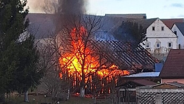 A Waidhofen an der Thaya körzetben lévő Pfaffenschlag melletti Eisenreichsben egy fészer égett. (Bild: BFK WT/ St. Mayer)