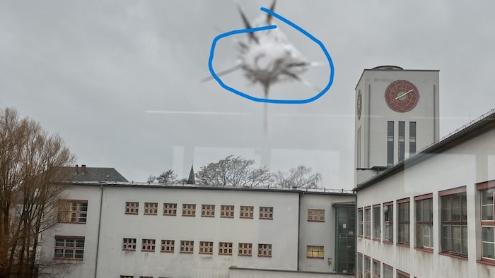 Hier ist eine der Kugeln in ein Fenster der Diesterwegschule eingedrungen.