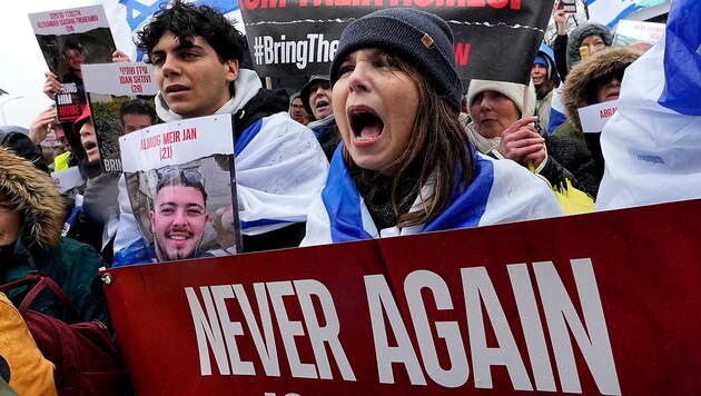 Relatives of Hamas hostages are demanding arrest warrants for Hamas leaders at the International Criminal Court in The Hague. (Bild: AP)