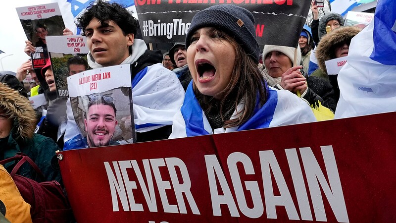 Protest von Geiselangehörigen in Israel (Bild: AP)