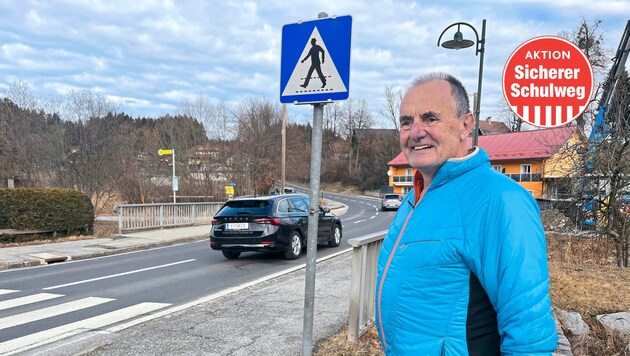 Karl Nadrag verweist auf diese Gefahrenstelle in Faak (Bild: Elisa Aschbacher, Krone KREATIV)