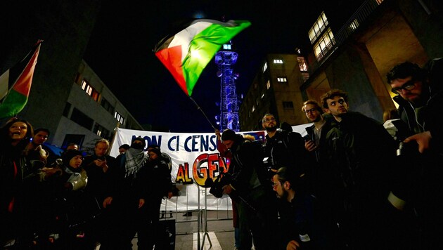 Günlerdir İtalya'nın çeşitli metropollerinde RAI stüdyoları önünde "Gazze haberlerinde sansür" karşıtı protestolar düzenleniyor. (Bild: APA/AFP/GABRIEL BOUYS)