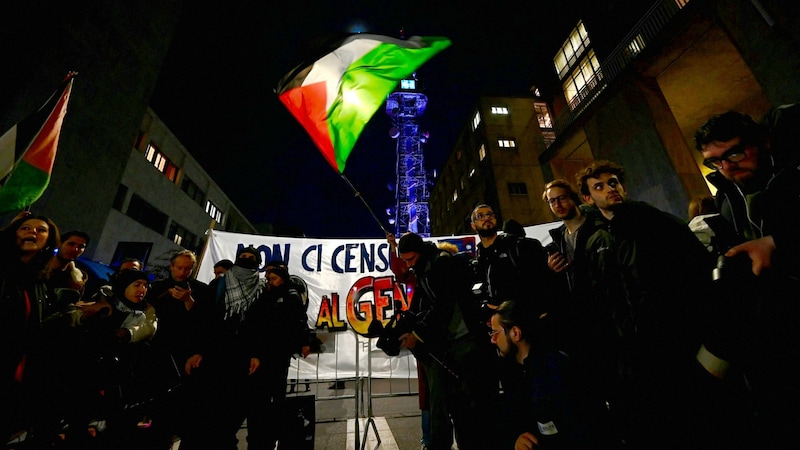 Seit Tagen wird immer wieder vor den RAI-Studios in diversen Metropolen Italiens gegen „Zensur in der Gaza-Berichterstattung“ protestiert. (Bild: APA/AFP/GABRIEL BOUYS)