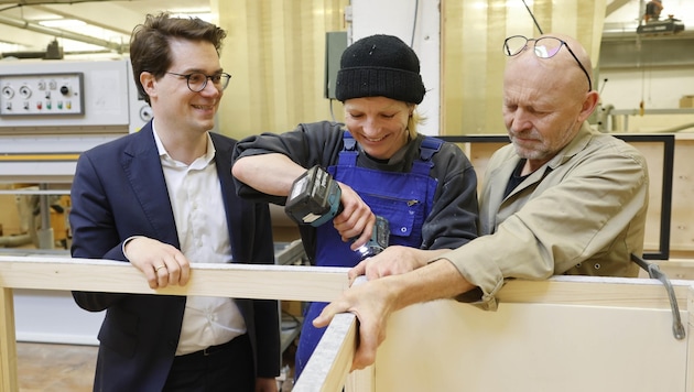 Über 60 Berufsgruppen beschäftigen die Salzburger Festspiele insgesamt. Lukas Crepaz stattet Tischlerei-Mitarbeiterin Cora Kaindl und dem Tischlerei-Leiter Josef Rehrl einen Besuch ab (v.l.n.r.). I (Bild: Tschepp Markus)