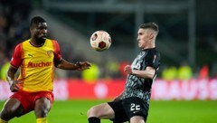 Kevin Danso (links) hatte gegen Roland Sallai einiges zu tun. (Bild: ASSOCIATED PRESS)
