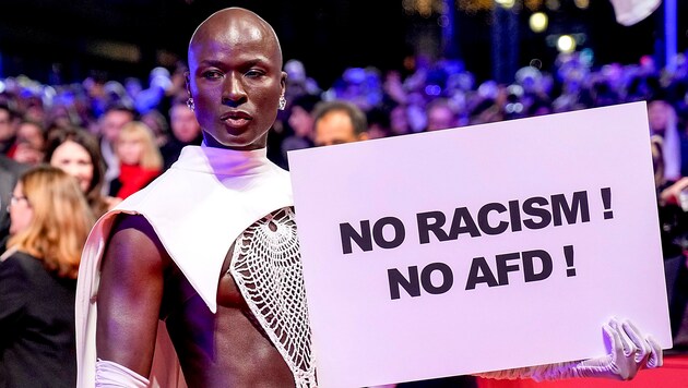 Senegalese model Papis Loveday with a clear message (Bild: AP)