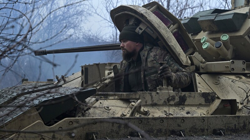 Ein ukrainischer Soldat auf einem Panzerfahrzeug nahe Awdijiwka (Bild: APA/AFP/Genya SAVILOV)