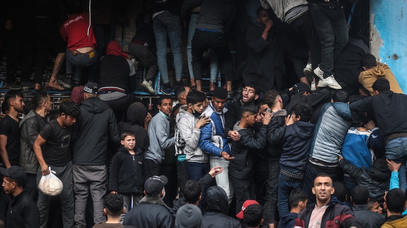 Menschen in Rafah versuchen, Brot bei einer Bäckerei zu kaufen. (Bild: AFP)