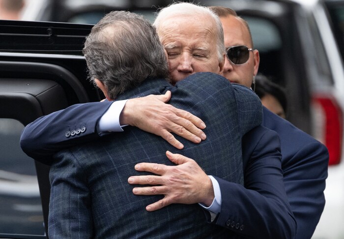 US-Präsident Joe Biden umarmt seinen Sohn Hunter.
