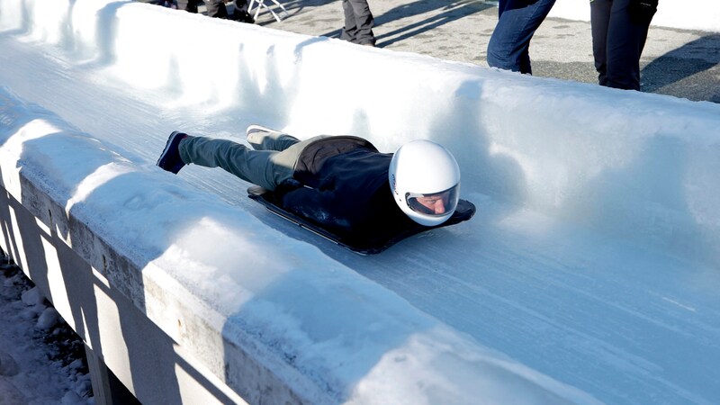 Gleich zweimal wagte sich Prinz Harry in den Eiskanal. (Bild: APA/Getty Images via AFP/GETTY IMAGES/Andrew Chin)