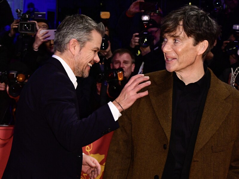 Matt Damon und Cillian Murphy am roten Teppich bei der Eröffnung der Berlinale 2024. (Bild: APA/AFP/John MACDOUGALL)