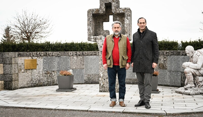 Bürgermeister Erwin Stürzlinger (re.) und Norbert Fischer vor dem Mahnmal. (Bild: Wenzel Markus)