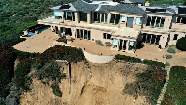 The Pacific cliffs are getting dangerously close to this multimillion-dollar villa. (Bild: APA/AFP/PATRICK T. FALLON)