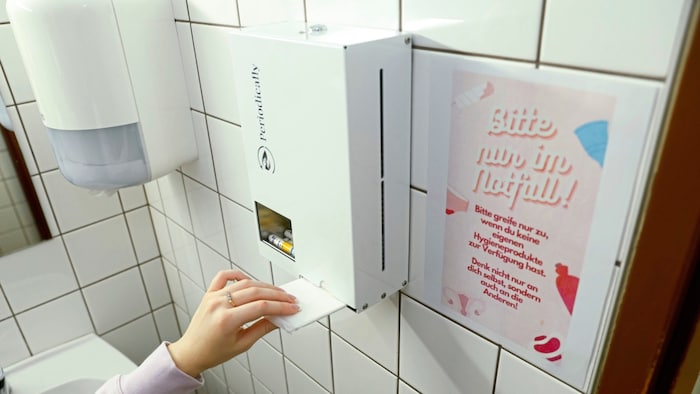 Die Entnahmestellen werden von den Schülerinnen kontrolliert und nachgefüllt.
