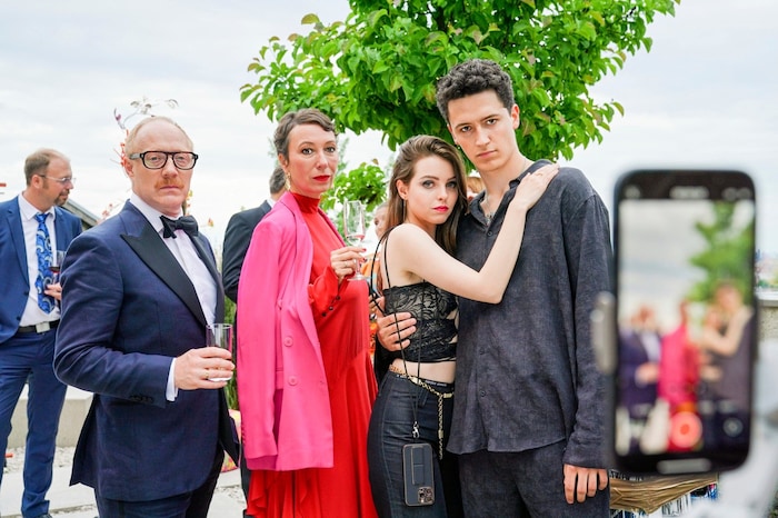 In „Biester“ treibt neben Pichler selbst, auch Simon Schwarz, Ursula Strauss, Fanni Schneider und Etienne Halsdorf ihr Unwesen.