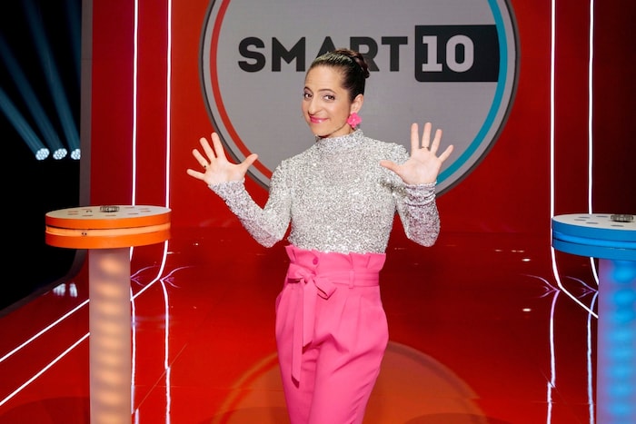 Caroline Athanasiadis moderiert die Quiz-Show „Smart 10“