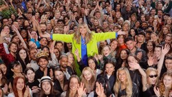 Model-Mama Heidi Klum inmitten der Bewerber für die einzigartige 19. Staffel von „Germany‘s Next Topmodel“. (Bild: ProSieben/Richard Hübner)