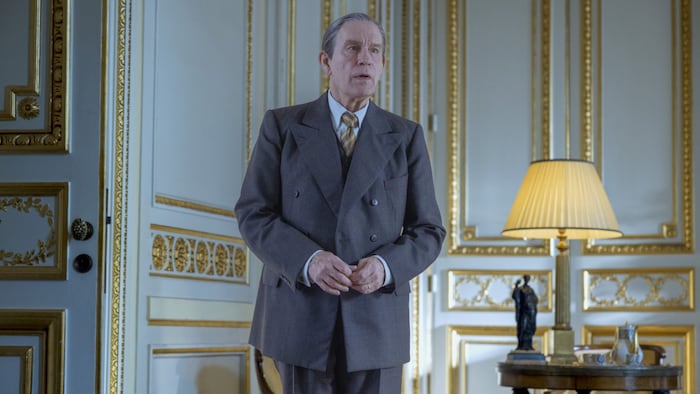 John Malkovich gibt den Couturier Lucien Lelong, tut sich aber mit dem französischen Akzent etwas scher. 