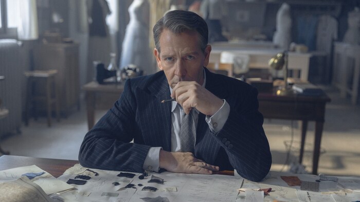 Ben Mendelsohn spielt den gefeierten Modeschöpfer Christian Dior.