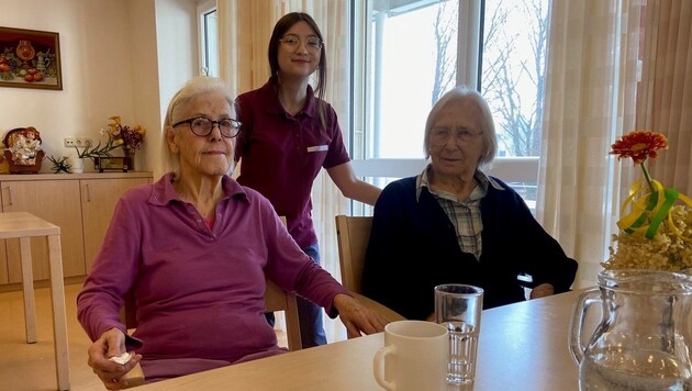 Zoé Maurer (Mitte) mit Frau Erika und Frau Mathilde aus dem Seniorenheim Franziskusschwestern (Bild: Andrea Kloimstein)