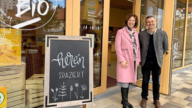 Proje yöneticisi Karin Magometschnigg ve Bio-Ernte-Steiermark genel müdürü Josef Renner Graz-Wetzelsdorf'taki ilk yeni organik mağazanın önünde. (Bild: Barbara Winkler)