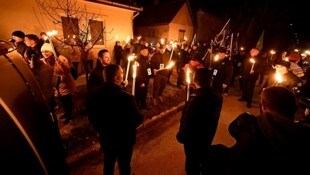 Prozession mit Kerzen vor dem Kinderheim im Ort Bicske, wo Endre K. tätig war (Bild: APA/AFP/ATTILA KISBENEDEK)