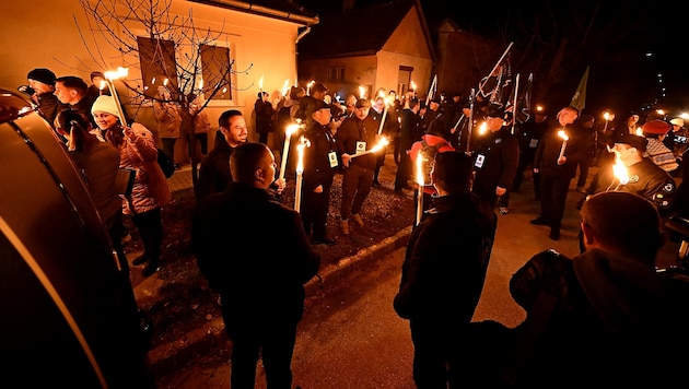 Prozession mit Kerzen vor dem Kinderheim im Ort Bicske, wo Endre K. tätig war (Bild: APA/AFP/ATTILA KISBENEDEK)