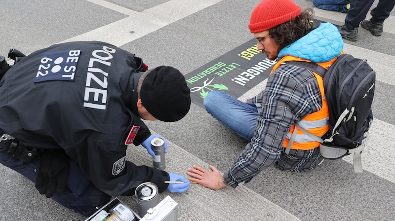 Die Klimakleber sorgen seit Monaten für Unmut im Land. (Bild: Jauschowetz Christian)