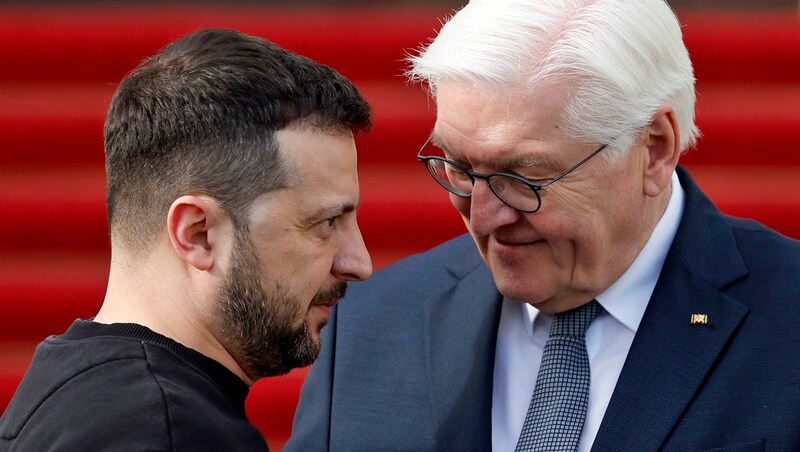 Auch mit Präsident Steinmeier besprach sich Selenskyj in Deutschland. (Bild: APA/AFP/ODD ANDERSEN)