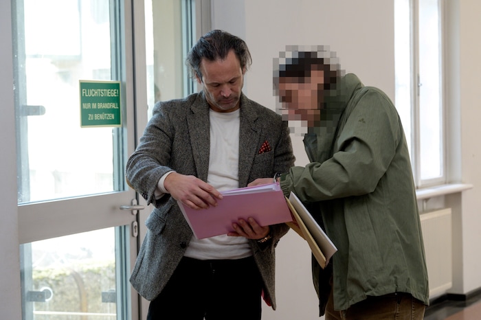 Devětačtyřicetiletý muž v rozhovoru se svým právníkem Andreasem Mauhartem.